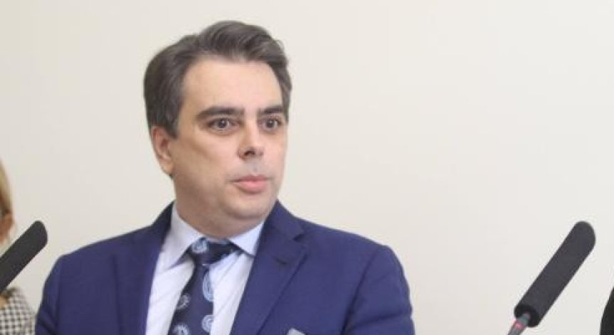 Асен Василев хвърли ръкавица към Борисов - да си мерят грамотността