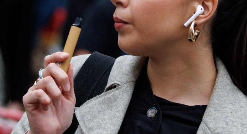 Момичето е в болница в Пловдив.