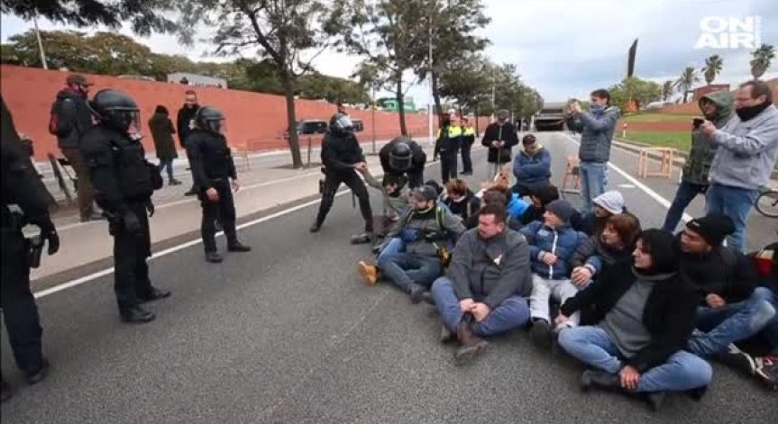 Заради Пучдемон: Стачка в Каталуния блокира пътища и жп линии