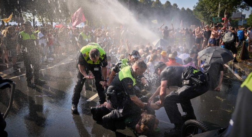 Задържаха близо 2000 екоактивисти на протест в Нидерландия