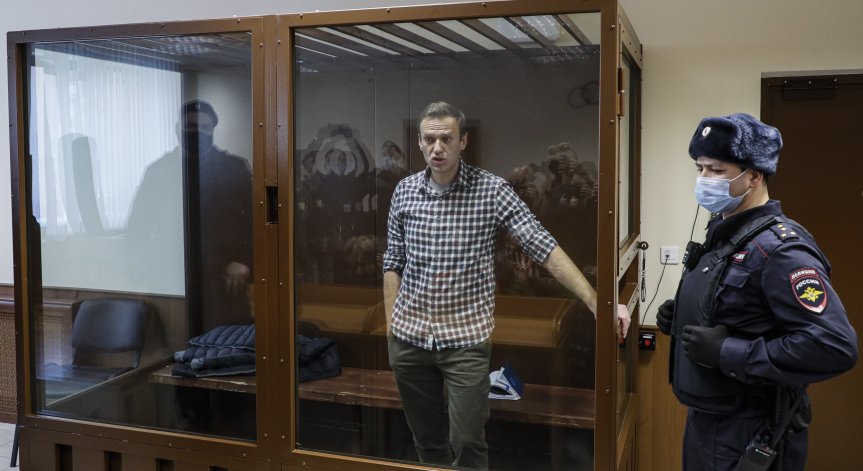 Навални напуска болницата, връща се отново в затвора