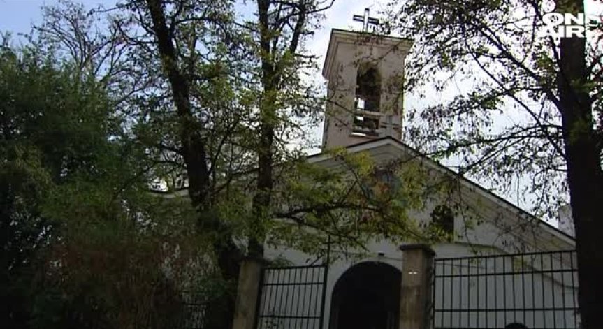 Строеж в двора на църква: Граждани сезираха ДНСК