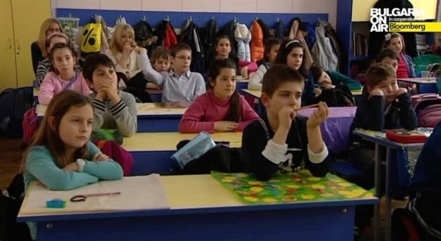 Няма да отпаднат хартиените учебници засега, макар да се върви към е-съдържание