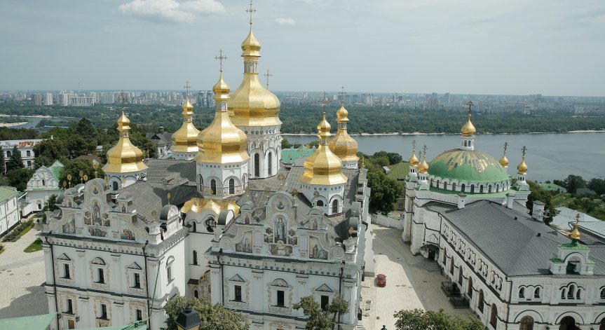 Руски ракети и дронове повредиха манастир в Киев, свързан от векове с България