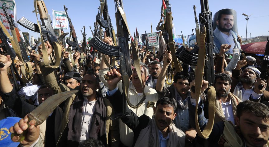 Ракета на хутите запали товарен кораб край Йемен