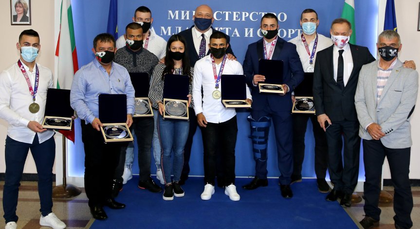 Министър Кралев награди медалистите от Европейското първенство по вдигане на тежести