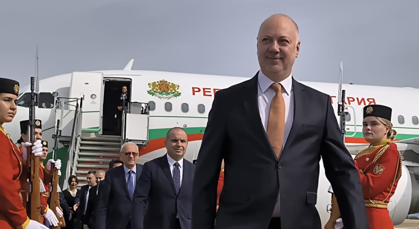 Премиерът ще проведе среща с черногорския министър-председател Милойко Спаич.