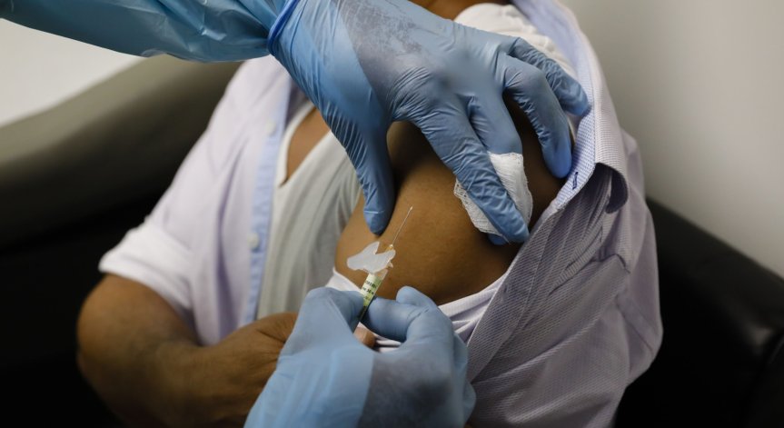 Започнаха доставки на ваксината на Pfizer в Европа и САЩ