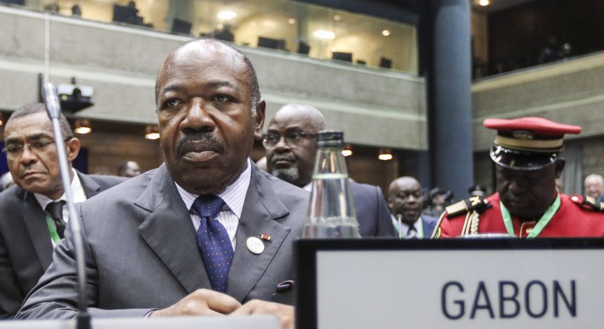 Военните поставиха под домашен арест президента на Габон и сина му, обвиниха ги в държавна измяна