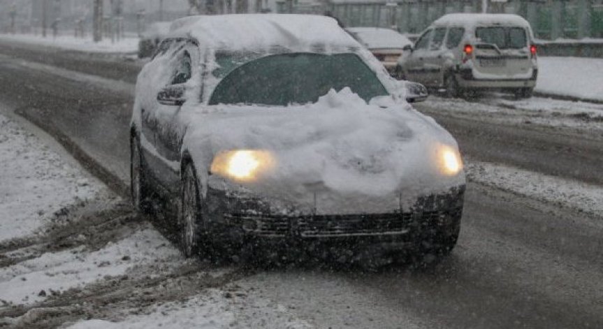Снегът усложни пътната обстановка в няколко области в страната