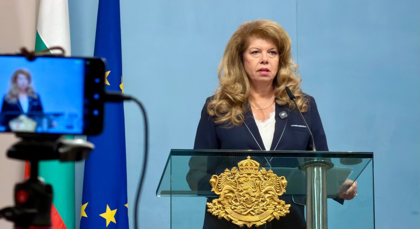 Йотова: След анализ на рисковете ще реша дали да свикам Консултативния съвет