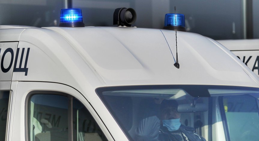 Кола е навлязла в насрещното движение.