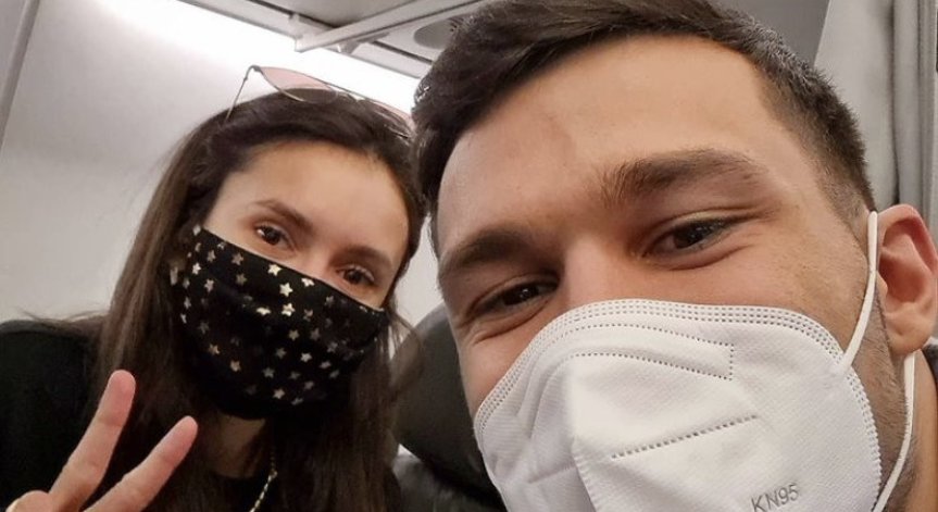 Нина Добрев се прибра в България