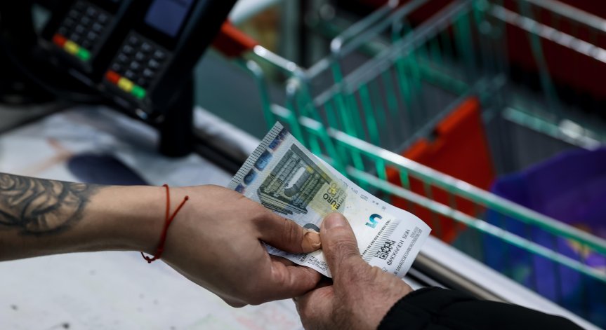 Българите харчат най-много за храна, разходите за облекло намаляват