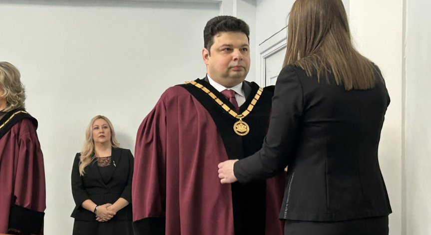 Колев е университетски преподавател по конституционно право.