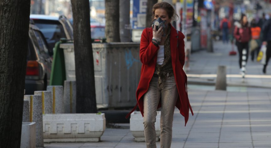 Решиха: Връщат задължителното носене на маска на открито