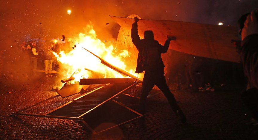 Протестиращите във Франция влязоха в сблъсъци с полицията, има пострадали