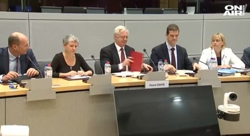 Министърът по Brexit хвърли оставка заради Тереза Мей