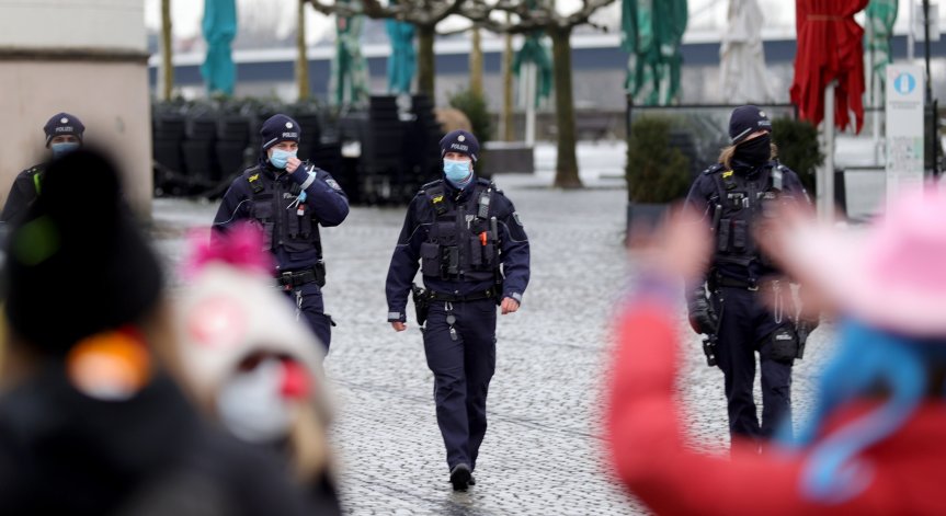 Нападение с нож на летището в Дюселдорф, има и ранен