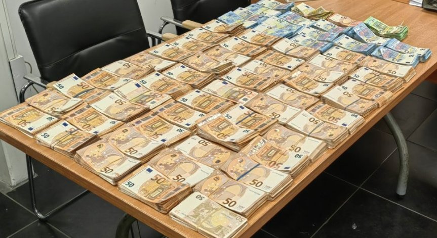 Митничари спипаха 617 279 недекларирани лева във въздуховода на камион