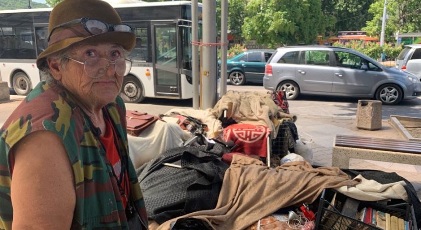 Полицията конфискувала покъщнината на баба Радка, която продава вещите си заради кредит