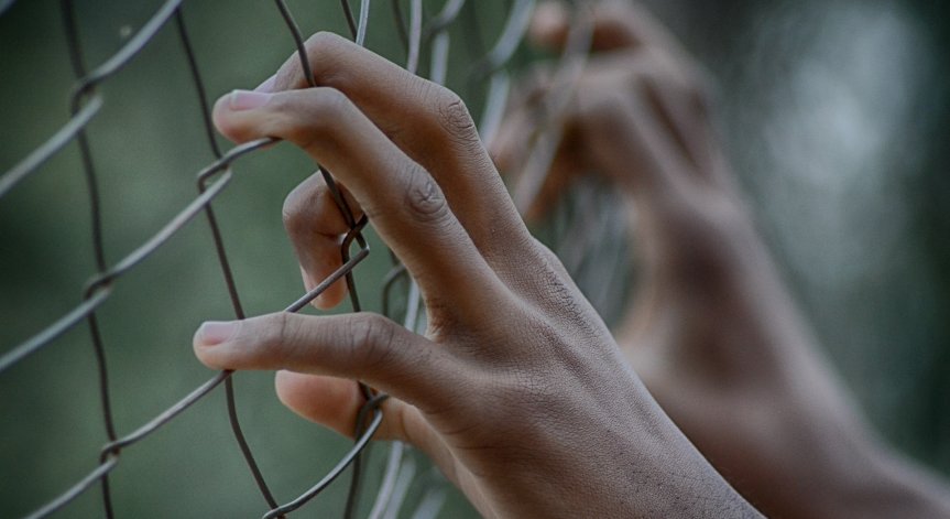 Ужасът в иранските затвори: Крясъци, бой с камшици, изнасилване с палки и смазана психика