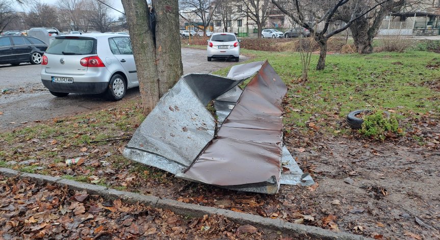 Не стойте на открито, има опасност от падащи предмети