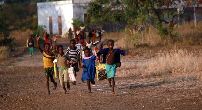 В Буркина Фасо деца работят до припадък и рискуват живота си, заплащането - мизерно