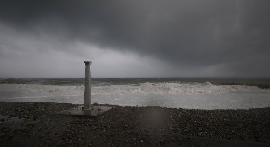 Силни ветрове прекъснаха електричеството и във Франция