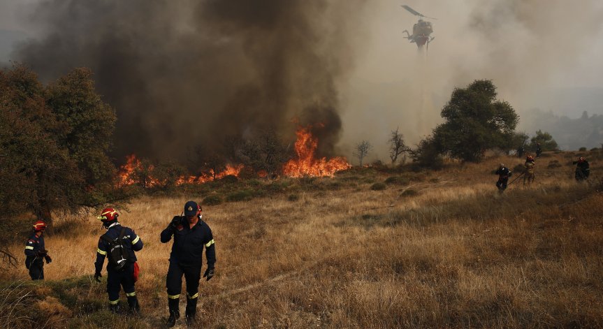 Помощ оказват хеликоптери.
