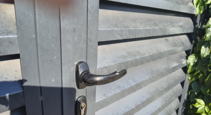 Залепнаха ми подметките на обувките, пише в сигнала.