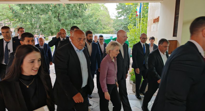 Лидерът на Еврокомисията е на обиколка в Източна Европа.