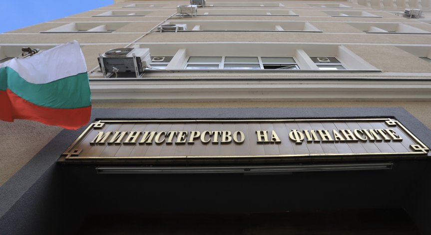 Разходите и трансферите по държавния бюджет надвишават приходите.