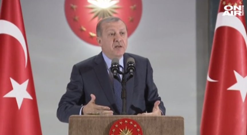 Ердоган припадна по време на молитва