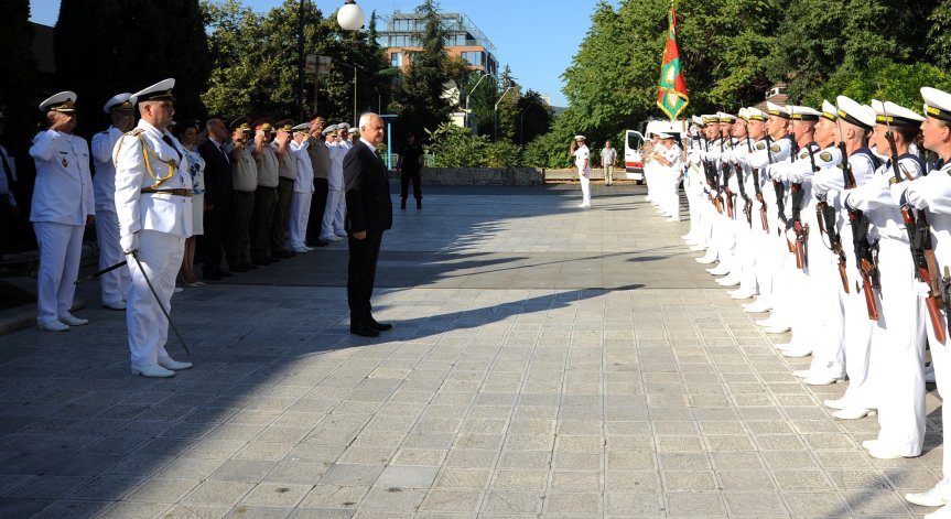 Заплатите и кадрите са вече привързани към средната работна заплата, каза Запрянов.