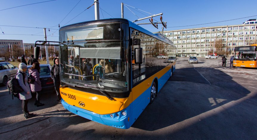 Увеличават заплатите на работещите в градския транспорт, СО с призив към партиите