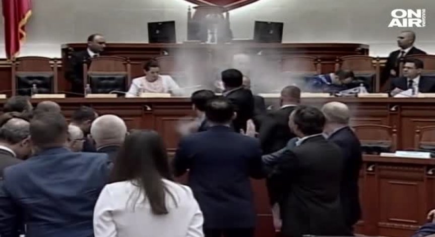 Опозицията в Албания направи на омлет правителството!