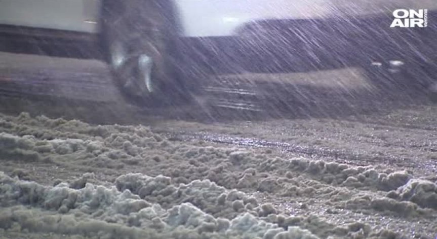 Заради снега: Мокри и хлъзгави пътни настилки