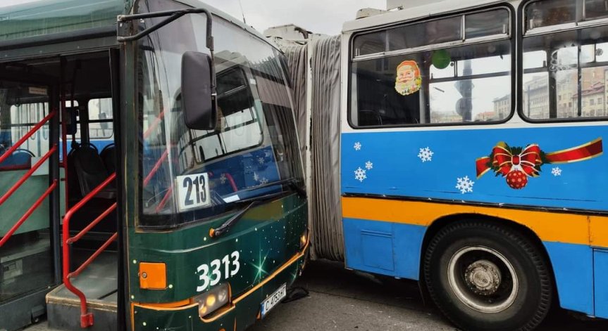 Тролей и автобус се удариха в София, блокираха Лъвов мост