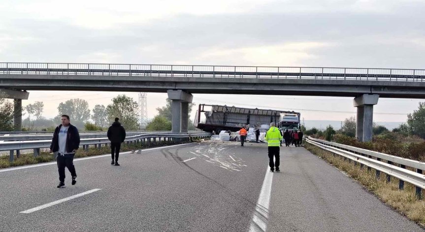 Камион се обърна на АМ 