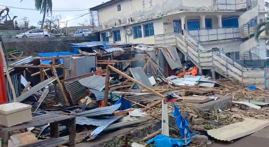 Чудовищни разрушения след ураганните ветрове.