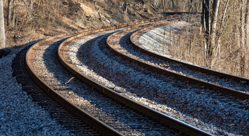 Свлачище хвана в капан 90 пътници във влак в Гърция