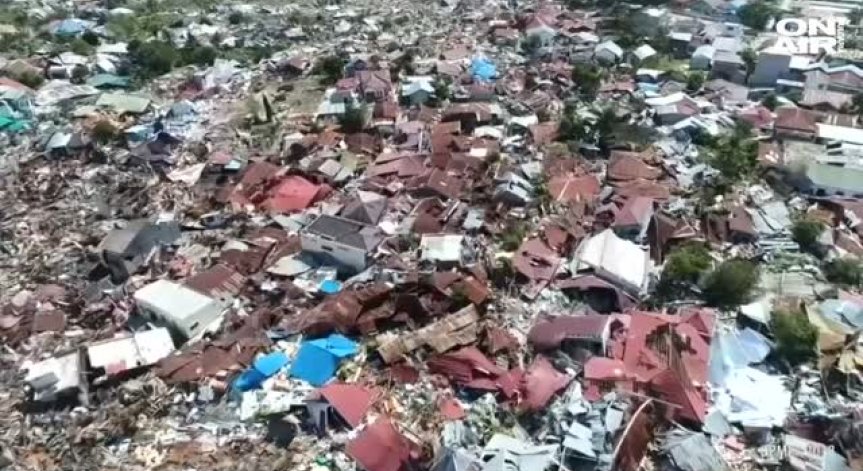 След мощния трус в Индонезия: Стотици загинали... десетки затрупани живи под руините