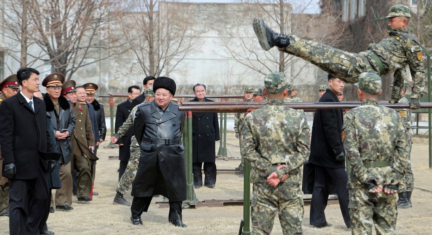 Ким Чен Ун извърши изпитание на дронове камикадзе с изкуствен интелект.