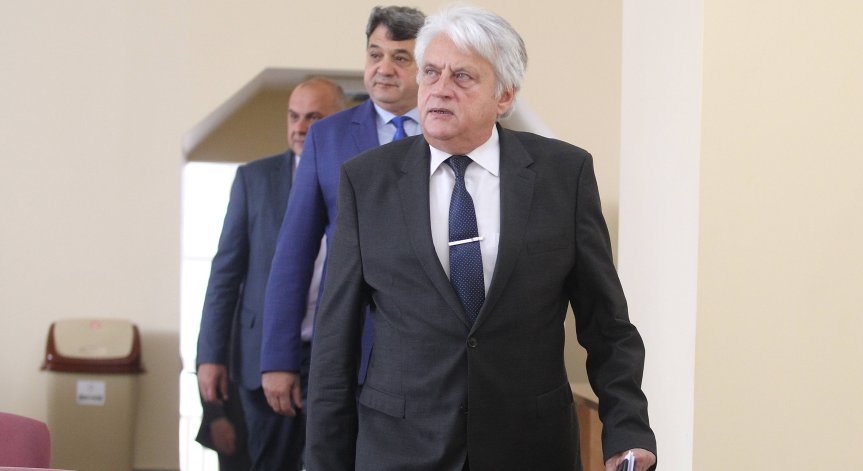 Комисията за казуса с агенция 