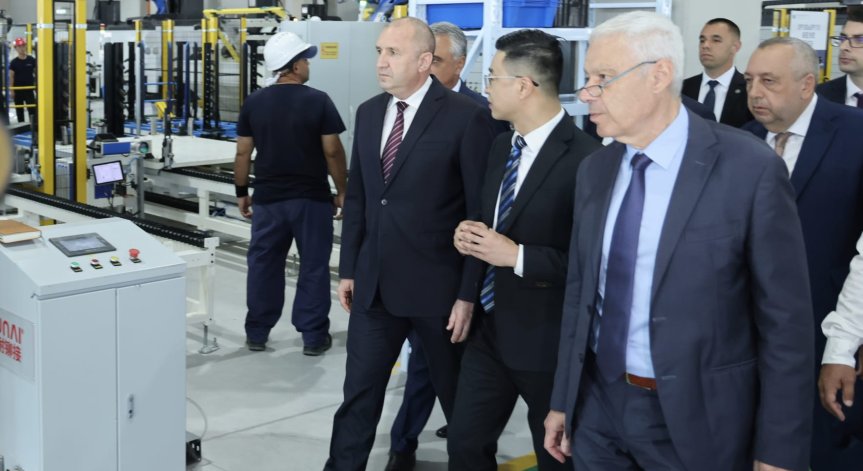 Радев: Инвестициите в производства показват доверието към България