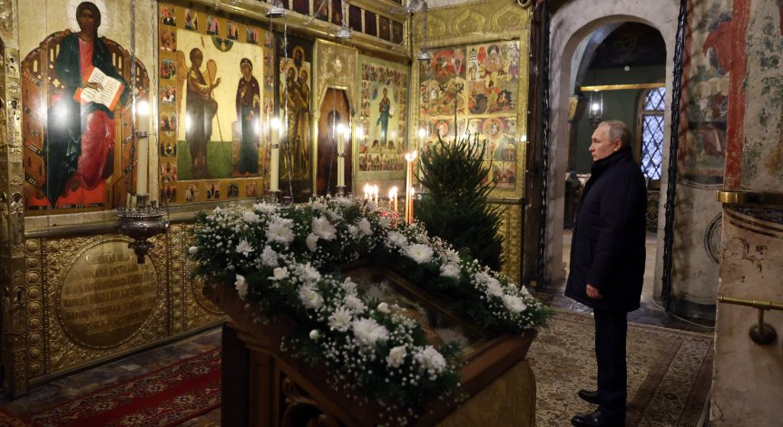 Путин сам на Рождество, избегна публичните тържества (+СНИМКИ)