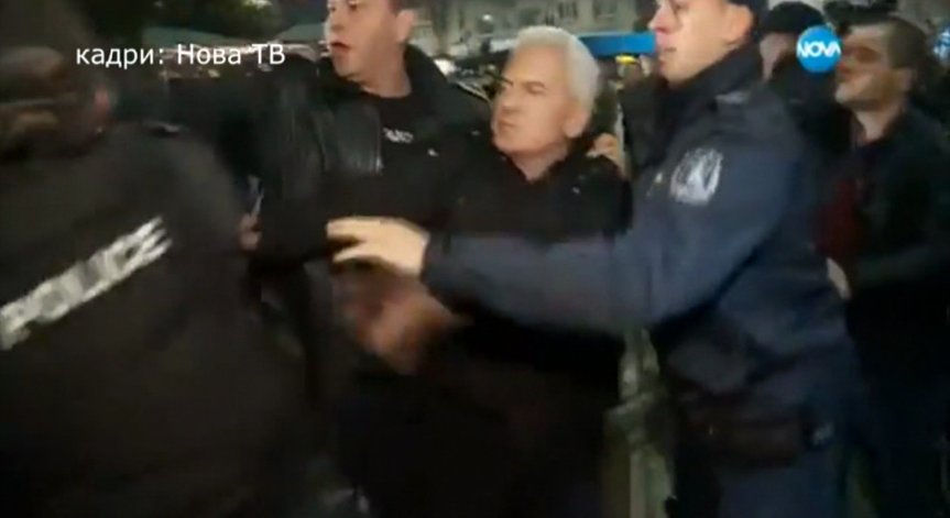Волен твърди, че е бит от полицаи по нареждане на Борисов и Цацаров