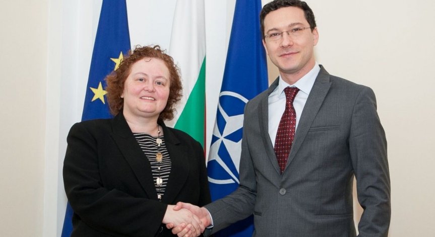 Министър Митов обсъди отпадането на визите за Канада с посланик Жоан Льоме