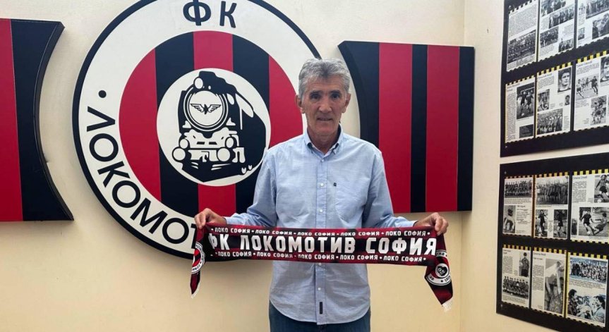 Достанич заменя на поста подалия оставка Антон Велков.